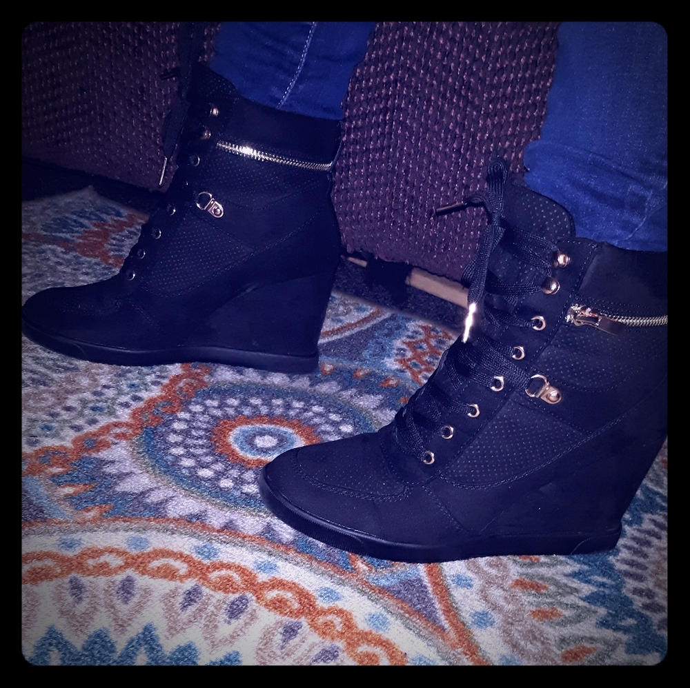 Black wedge sneakers